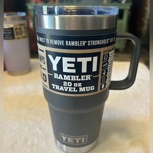 Yeti Rambler 20 oz Travel mug. Grey with handle NWT